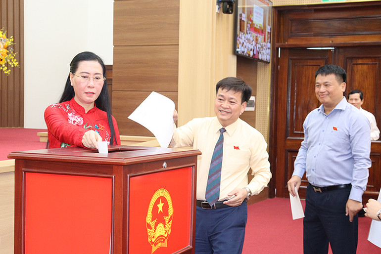 Đồng chí Nguyễn Hoàng Giang, Phó Bí thư Tỉnh ủy được Hội đồng nhân dân tỉnh tín nhiệm tuyệt đối bầu làm Chủ tịch Ủy ban nhân dân tỉnh Quảng Ngãi nhiệm kỳ 2021-2026.