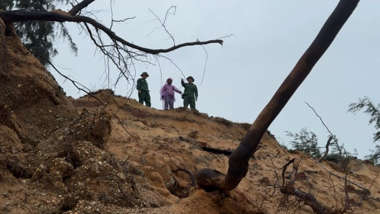 Sạt lở bờ biển gây ảnh hưởng đến an toàn trụ sở Đồn Biên phòng Cửa khẩu cảng Dung Quất. Sạt lở bờ biển gây ảnh hưởng đến an toàn trụ sở Đồn Biên phòng Cửa khẩu cảng Dung Quất.