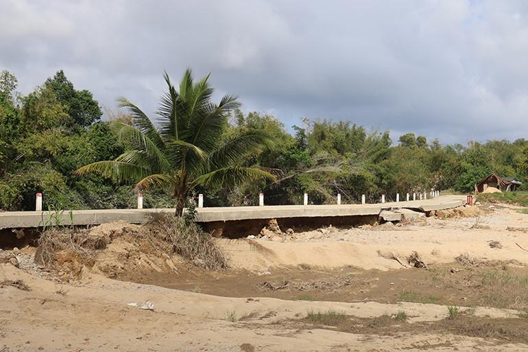 Lũ lớn trên sông Trà Câu khiến tuyến đường bê-tông thuộc tổ dân phố 1, phường Phổ Minh bị sạt lở mái ta luy bê-tông với chiều dài khoảng 185m. Lũ lớn trên sông Trà Câu khiến tuyến đường bê-tông thuộc tổ dân phố 1, phường Phổ Minh bị sạt lở mái ta luy bê-tông với chiều dài khoảng 185m.