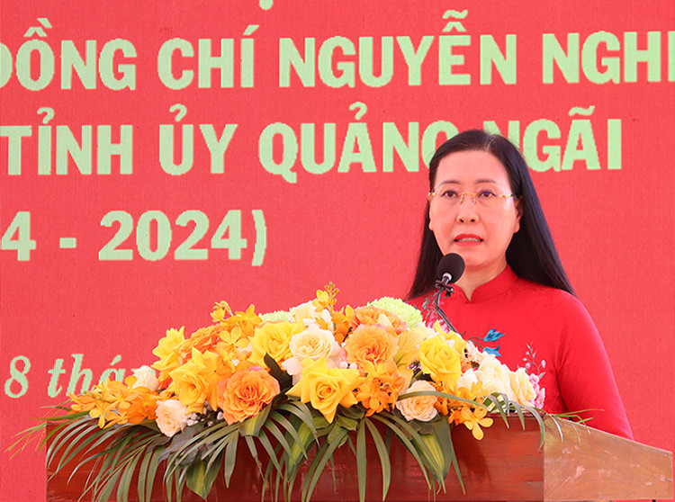 Đồng chí Bùi Thị Quỳnh Vân, Ủy viên Trung ương Đảng, Bí thư Tỉnh ủy, Chủ tịch Hội đồng nhân dân tỉnh Quảng Ngãi trình bày diễn văn tại buổi lễ.