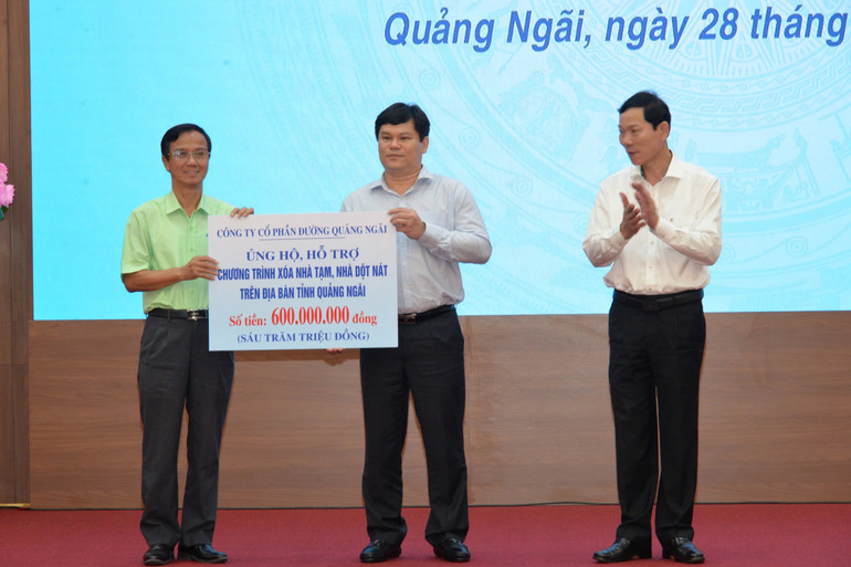 Nhiều cơ quan, đơn vị, doanh nghiệp, cán bộ và người dân chung tay góp sức chương trình xóa nhà tạm, nhà dột nát ở Quảng Ngãi. Nhiều cơ quan, đơn vị, doanh nghiệp, cán bộ và người dân chung tay góp sức chương trình xóa nhà tạm, nhà dột nát ở Quảng Ngãi.