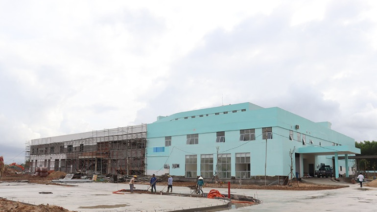 Nhờ tập trung tháo vướng mắc công tác giải phóng mặt bằng nên dự án Trung tâm y tế huyện Sơn Tịnh do Ban Quản lý dự án đầu tư xây dựng các công trình dân dụng và công nghiệp tỉnh Quảng Ngãi làm chủ đầu tư, thi công vượt tiến độ. Dự kiến, tháng 12 tới sẽ hoàn thành và bàn giao cho đơn vị sử dụng.