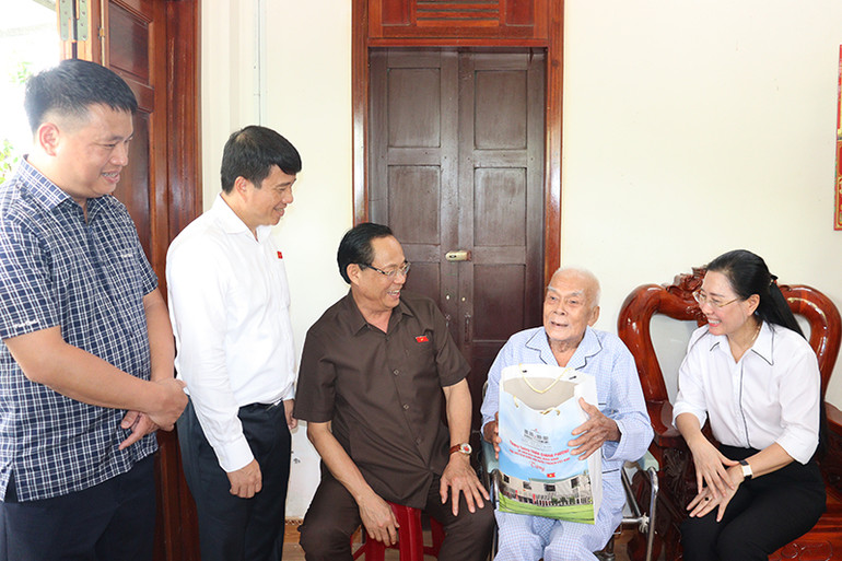 Phó Chủ tịch Quốc hội Trần Quang Phương thăm hỏi, tặng quà cho ông Võ Toàn (88 tuổi), thương binh ¼, ở thôn Tư Cung, xã Tịnh Khê, thành phố Quảng Ngãi.