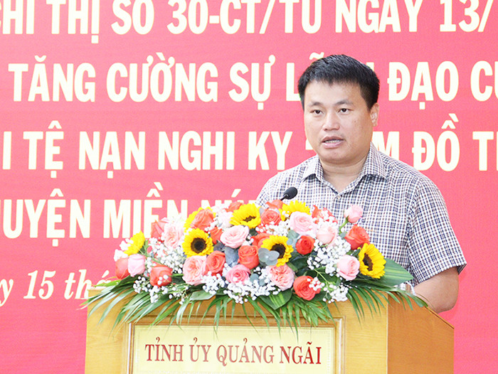Đồng chí Đặng Ngọc Huy, Phó Bí thư Thường trực Tỉnh ủy, Trưởng Đoàn đại biểu Quốc hội tỉnh Quảng Ngãi phát biểu kết luận Hội nghị.