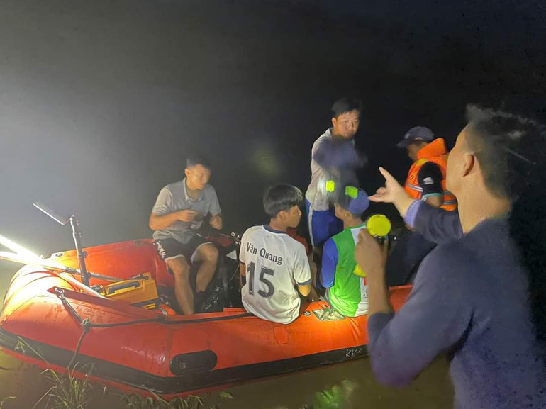 Sau nhiều giờ tìm kiếm xuyên đêm, đến sáng 29/9, lực lượng chức năng và người dân mới tìm thấy thi thể nạn nhân.