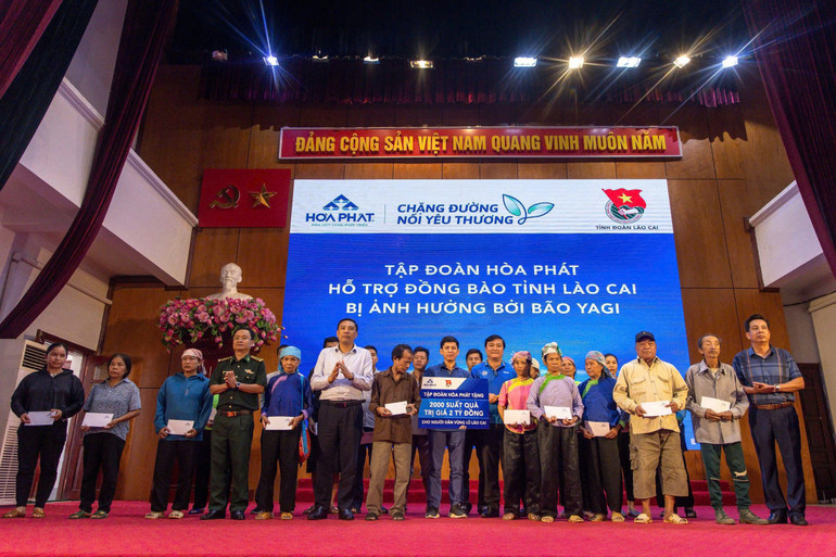 Tập đoàn Hòa Phát trao tặng quà cho người dân tỉnh Lào Cai bị ảnh hưởng bởi bão số 3. Tập đoàn Hòa Phát trao tặng quà cho người dân tỉnh Lào Cai bị ảnh hưởng bởi bão số 3.