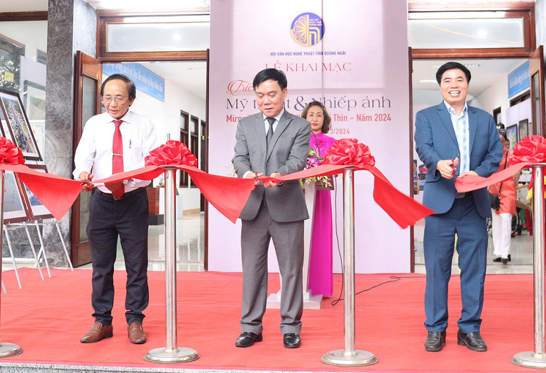 Cắt băng khai mạc cuộc triển lãm.