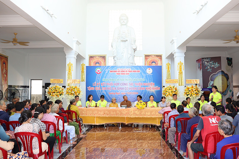 Quang cảnh Lễ ký kết phối hợp công tác thiện nguyện và trao quà cho các hộ nghèo diễn ra tại chùa An Hội.