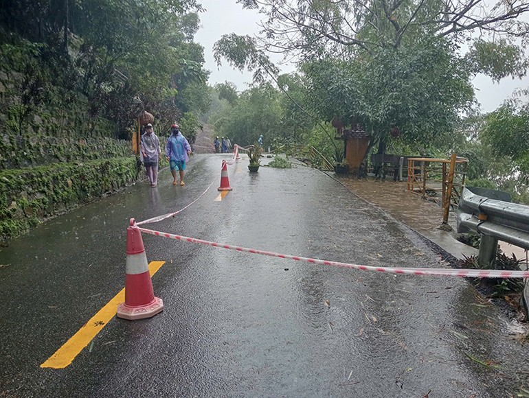 Lực lượng chức năng rào chắn cảnh báo tại khu vực sạt lở mái ta-luy âm tuyến đường ĐT.624 B. Lực lượng chức năng rào chắn cảnh báo tại khu vực sạt lở mái ta-luy âm tuyến đường ĐT.624 B.