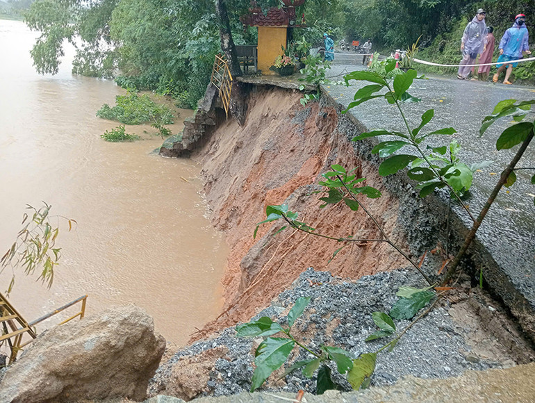 Lũ trên sông Vệ lên cao gây sạt lở mái ta-luy âm tuyến ĐT.624 B đoạn tại lý trình Km19+800 thuộc thôn Thuận Hoà, xã Hành Thịnh, huyện Nghĩa Hành. Lũ trên sông Vệ lên cao gây sạt lở mái ta-luy âm tuyến ĐT.624 B đoạn tại lý trình Km19+800 thuộc thôn Thuận Hoà, xã Hành Thịnh, huyện Nghĩa Hành.