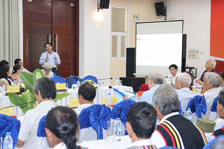 Phó Giáo sư, Tiến sĩ Võ Quang Trọng, Phó Chủ tịch Hội Văn nghệ dân gian Việt Nam trình bày tham luận tại Hội thảo.