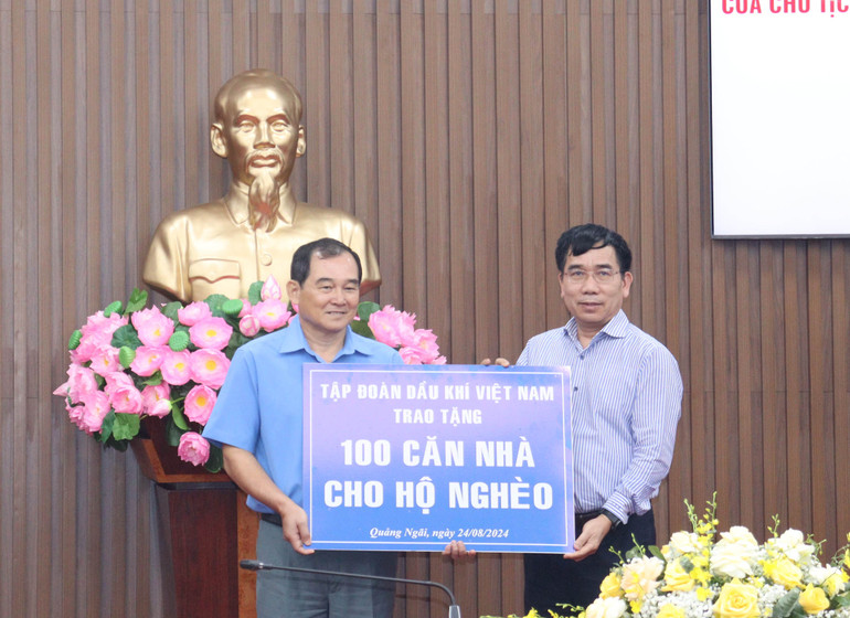 Lãnh đạo Tập đoàn Dầu khí Việt Nam trao biểu trưng hỗ trợ xây dựng 100 căn nhà tặng cho hộ nghèo Quảng Ngãi. Lãnh đạo Tập đoàn Dầu khí Việt Nam trao biểu trưng hỗ trợ xây dựng 100 căn nhà tặng cho hộ nghèo Quảng Ngãi.