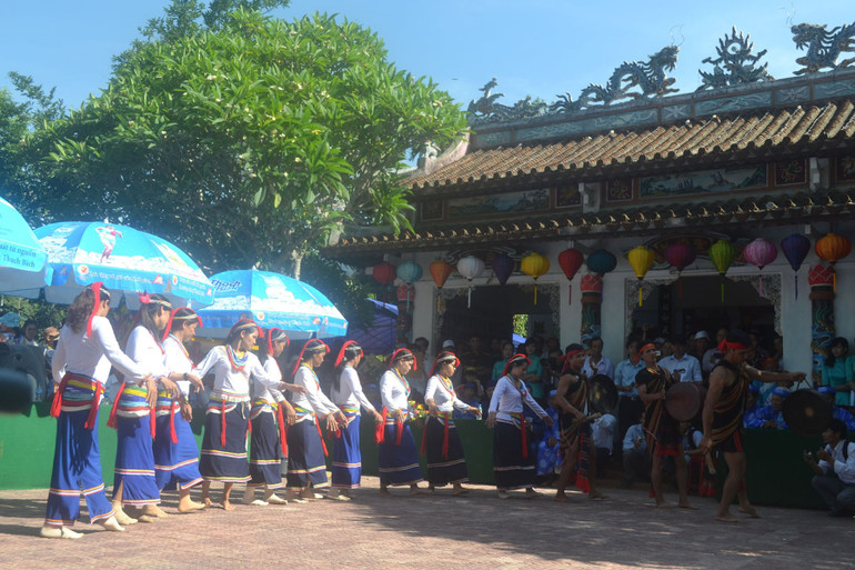 Sắc màu văn hóa truyền thống của đồng bào dân tộc thiểu số ở Quảng Ngãi vô cùng đa dạng, phong phú và đặc sắc, góp phần khẳng định bản sắc văn hóa Việt Nam.