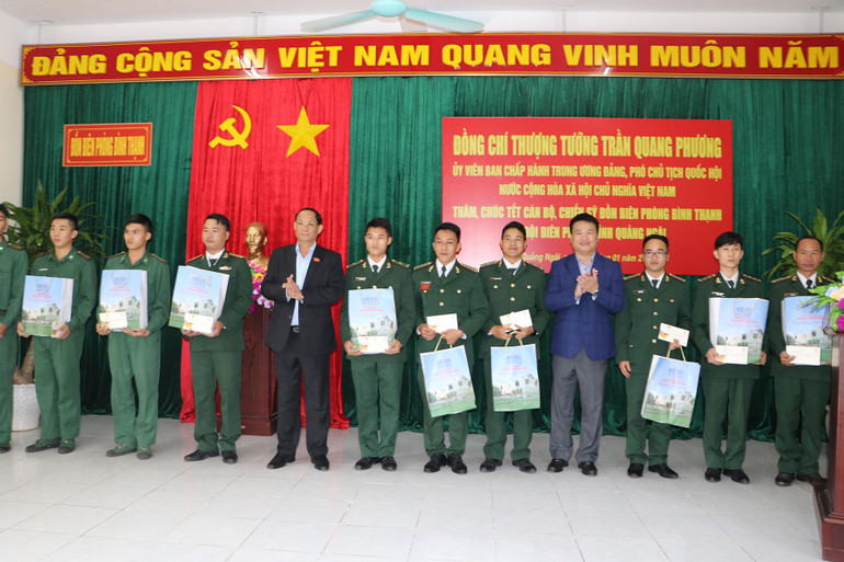 Phó Chủ tịch Quốc hội Trần Quang Phương tặng quà Tết cho cán bộ, chiến sĩ Đồn Biên phòng Bình Thạnh.