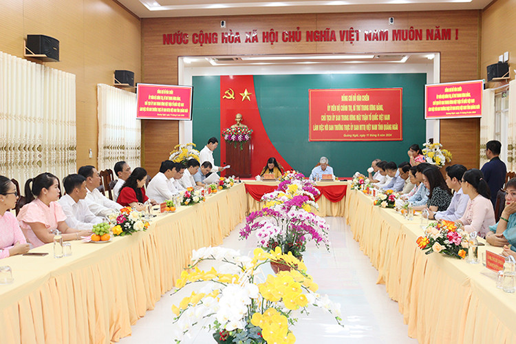 Quang cảnh buổi làm việc. Quang cảnh buổi làm việc.