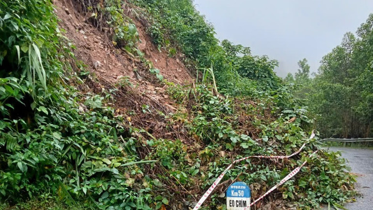 Mưa lũ thường xuyên gây sạt lở ách tắc tuyến đường giao thôngTL 622B đoạn qua khu dân cư tổ 4, thôn Trà Linh, xã Hương Trà, huyện Trà Bồng.