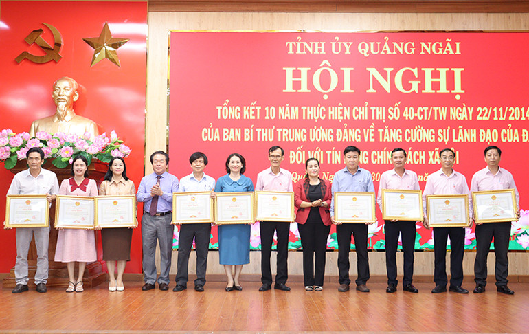 Tặng Bằng khen của Chủ tịch Ủy ban nhân dân tỉnh Quảng Ngãi cho các tập thể, cá nhân có thành tích xuất sắc trong 10 năm thực hiện Chỉ thị số 40-CT/TW.