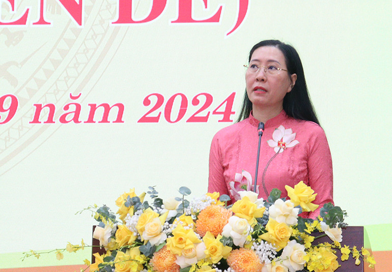 Ủy viên Trung ương Đảng, Bí thư Tỉnh ủy, Chủ tịch Hội đồng nhân dân tỉnh Quảng Ngãi Bùi Thị Quỳnh Vân phát biểu tại Kỳ họp. Ủy viên Trung ương Đảng, Bí thư Tỉnh ủy, Chủ tịch Hội đồng nhân dân tỉnh Quảng Ngãi Bùi Thị Quỳnh Vân phát biểu tại Kỳ họp.