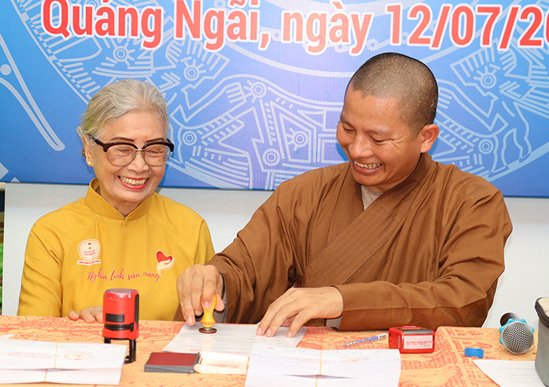 Bà Phạm Thị Bút, phu nhân Anh hùng Lực lượng vũ trang nhân dân Phan Trọng Bình, Chủ tịch Hội đồng sáng lập Quỹ và Đại đức Thích Tâm Chí, Trụ trì chùa An Hội ký kết phối hợp triển khai công tác thiện nguyện.