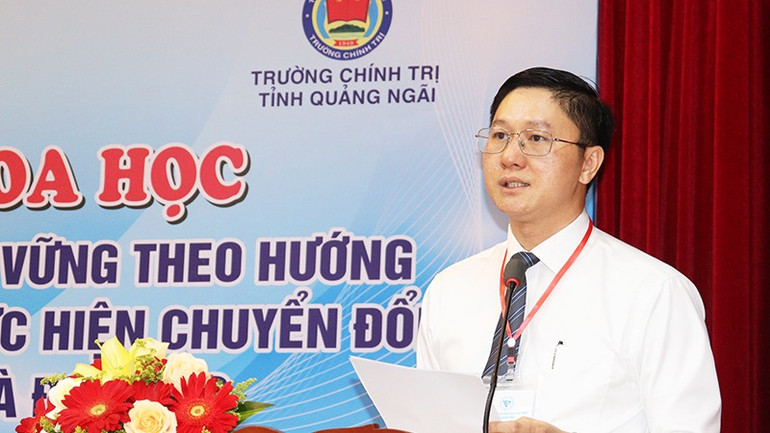 Tiến sĩ Nguyễn Viết Vy, Hiệu trưởng Trường Chính trị tỉnh Quảng Ngãi phát biểu tại hội thảo.