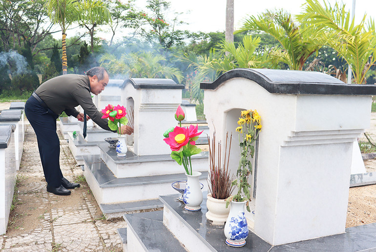 Phó Chủ tịch Thường trực Ủy ban nhân dân tỉnh Quảng Ngãi Trần Hoàng Tuấn thắp hương trên các mộ phần tại Nghĩa trang liệt sĩ tỉnh Quảng Ngãi.