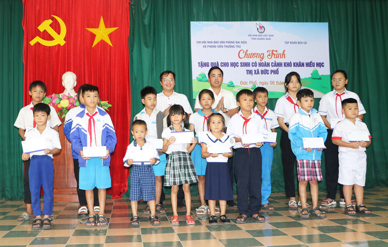 Giá trị phần quà tuy không lớn nhưng sẽ giúp các em học sinh nghèo giảm bớt phần nào khó khăn, tạo động lực phấn đấu trong học tập.