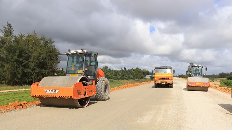 Sau thời gian vắng vẻ, công trường dự án đường ven biển Dung Quất-Sa Huỳnh, đoạn qua xã Đức Chánh và Đức Minh (huyện Mộ Đức) đã sôi động trở lại.