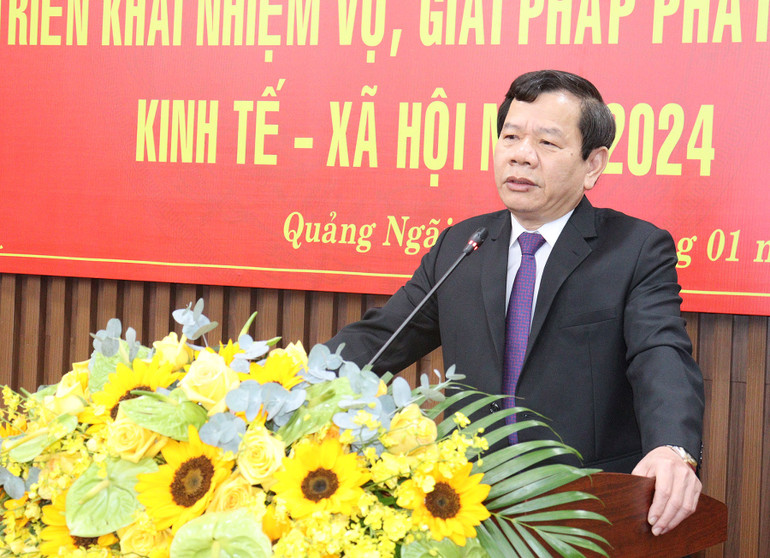 Chủ tịch Ủy ban nhân dân tỉnh Quảng Ngãi Đặng Văn Minh phát biểu tại Hội nghị. Chủ tịch Ủy ban nhân dân tỉnh Quảng Ngãi Đặng Văn Minh phát biểu tại Hội nghị.