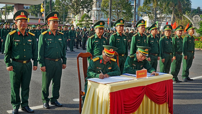 Lãnh đạo các đơn vị ký cam kết hoàn thành tốt đợt thi đua cao điểm với chủ đề “Tiếp bước chiến sĩ Điện Biên-Tiến lên giành 3 nhất”.