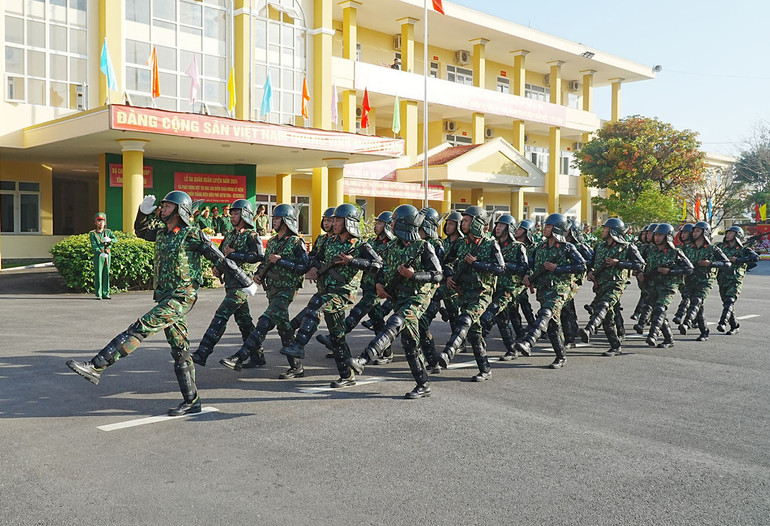 Các lực lượng vũ trang tỉnh Quảng Ngãi thực hành duyệt đội ngũ.