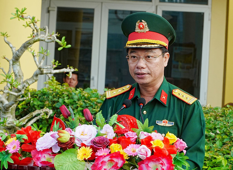 Thượng tá Trần Thế Phan, Ủy viên ban Thường vụ Tỉnh ủy, Chỉ huy trưởng, Bộ Chỉ huy Quân sự tỉnh Quảng Ngãi phát biểu tại Lễ ra quân.
