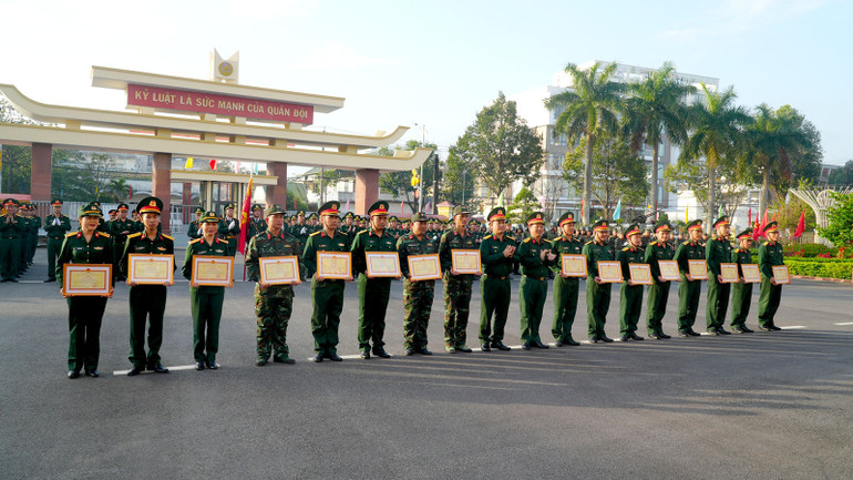 Trao thưởng cho các đơn vị và cá nhân có thành tích xuất sắc trong đợt thi đua chào mừng 94 năm Ngày thành lập Đảng Cộng sản Việt Nam 3/2.