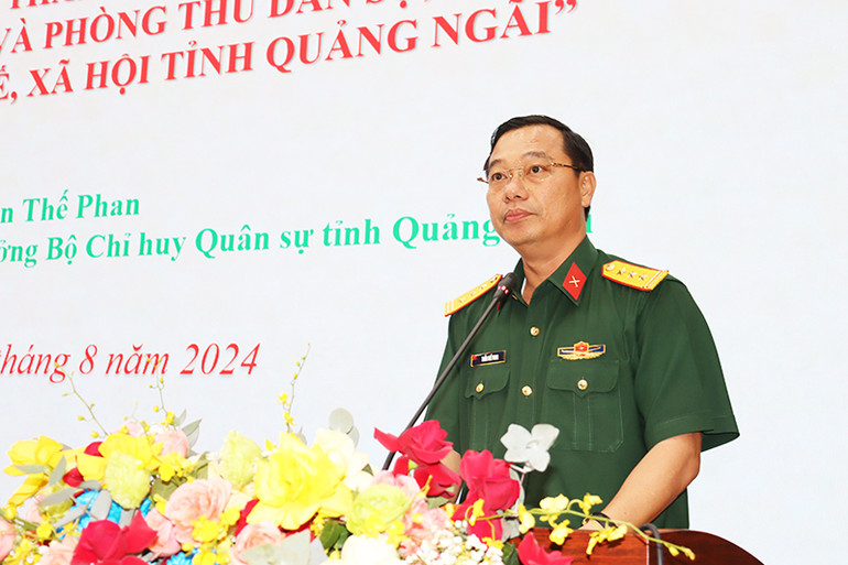 Thượng tá Trần Thế Phan, Chỉ huy trưởng Bộ Chỉ huy Quân sự tỉnh Quảng Ngãi trình bày tham luận tại Hội thảo.