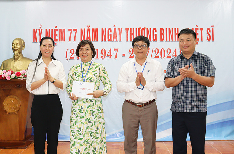 Lãnh đạo tỉnh Quảng Ngãi tặng quà cho Trung tâm điều dưỡng người có công tỉnh Quảng Ngãi.