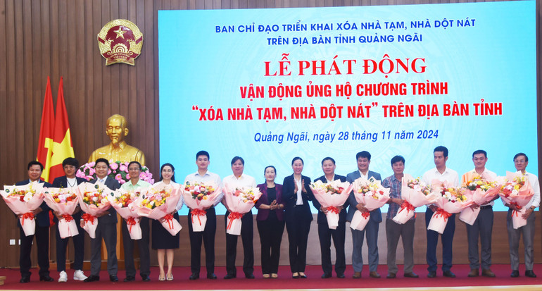 Lãnh đạo tỉnh Quảng Ngãi tặng hoa cảm ơn các cơ quan, đơn vị, doanh nghiệp đã chung tay đồng hành cùng chương trình ủng hộ xóa nhà tạm, nhà dột nát trên địa bàn Quảng Ngãi.