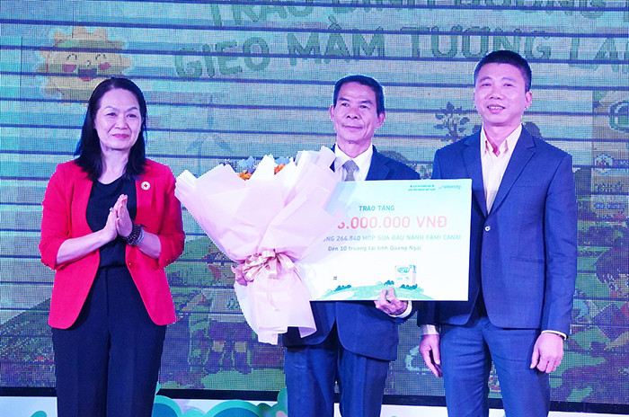Trao biểu trưng hỗ trợ kinh phí thực hiện Chương trình "Sữa đậu nành học đường" tại tỉnh Quảng Ngãi. Trao biểu trưng hỗ trợ kinh phí thực hiện Chương trình "Sữa đậu nành học đường" tại tỉnh Quảng Ngãi.