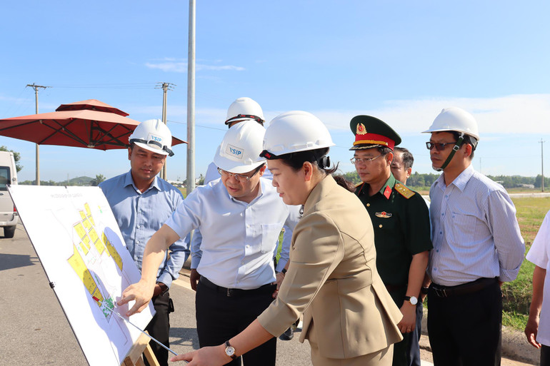 Chủ tịch Ủy ban nhân dân tỉnh Quảng Ngãi Nguyễn Hoàng Giang thị sát các phân khu chức năng của Khu công nghiệp VSIP Quảng Ngãi.