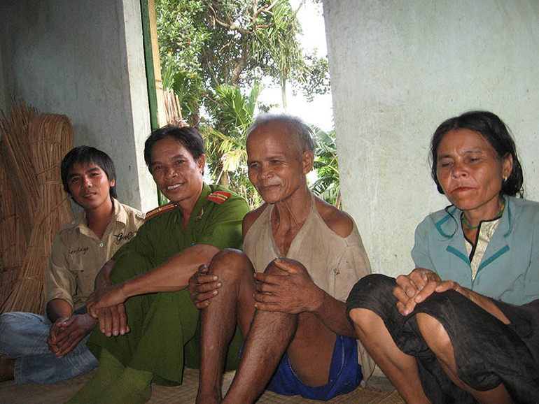 Công an huyện Ba Tơ vận động một gia đình bị nghi “cầm đồ thuốc độc” ở xã Ba Trang lẩn trốn trong rừng trở về nhà.