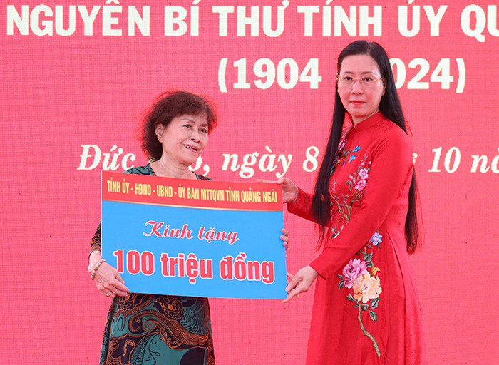 Trao tặng quà cho gia đình đồng chí Nguyễn Nghiêm.