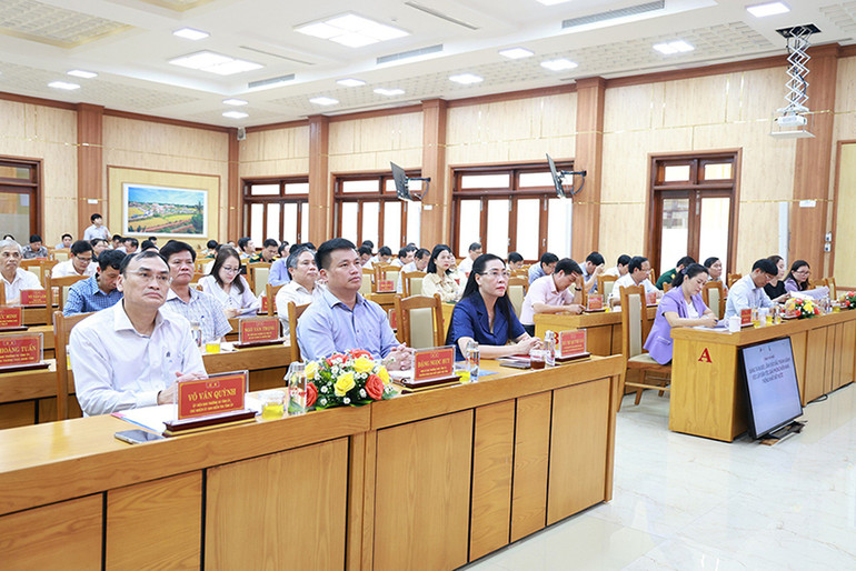 Các đại biểu tham dự trực tiếp Hội nghị tại Hội trường Tỉnh ủy Quảng Ngãi.