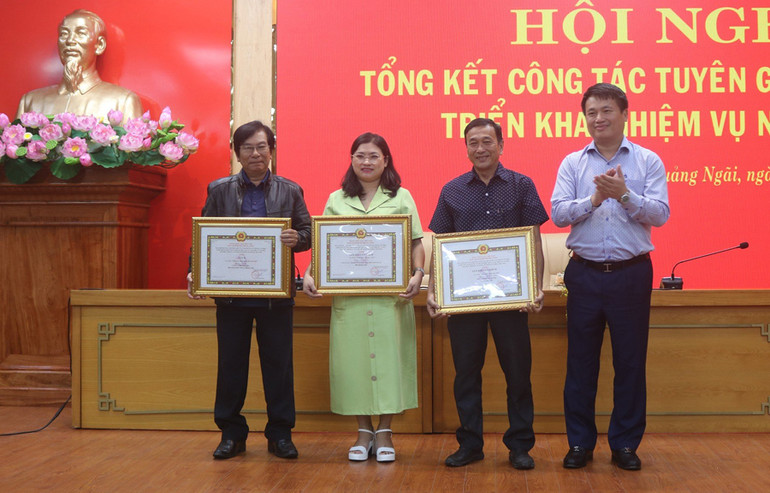 Lãnh đạo Tỉnh ủy Quảng Ngãi trao Giải thưởng sáng tác, quảng bá tác phẩm văn học, nghệ thuật, báo chí về chủ đề Học tập và làm theo tư tưởng, đạo đức, phong cách Hồ Chí Minh, giai đoạn 2021-2023 của Ban Tuyên giáo Trung ương cho 3 tác giải đoạt giải. Lãnh đạo Tỉnh ủy Quảng Ngãi trao Giải thưởng sáng tác, quảng bá tác phẩm văn học, nghệ thuật, báo chí về chủ đề Học tập và làm theo tư tưởng, đạo đức, phong cách Hồ Chí Minh, giai đoạn 2021-2023 của Ban Tuyên giáo Trung ương cho 3 tác giải đoạt giải.