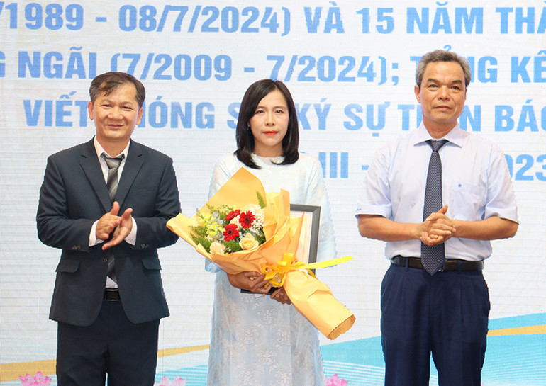 Trao giải A cho tác giả Ý Thu với tác phẩm "Khó đi thầy dắt con đi".