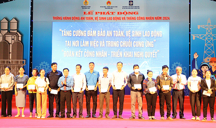 Tặng quà cho đoàn viên, công nhân, lao động có hoàn cảnh khó khăn.