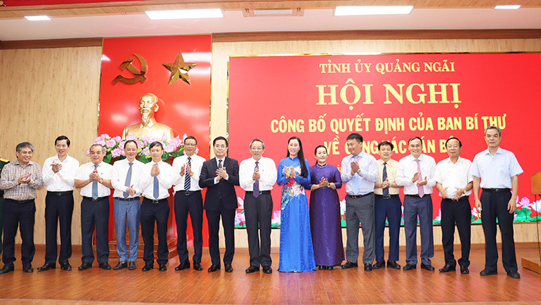 Các đại biểu chụp hình lưu niệm.