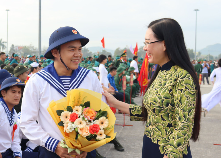 Bí thư Tỉnh ủy Quảng Ngãi Bùi Thị Quỳnh Vân động viên, chúc tân binh an tâm lên đường nhập ngũ hoàn thành xuất sắc mọi nhiệm vụ được giao.