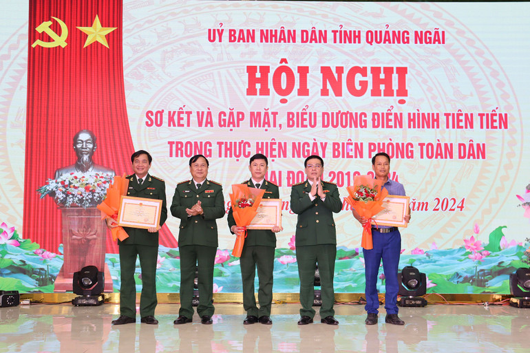 Trao Bằng khen của Bộ Tư lệnh Bộ đội Biên phòng cho các tập thể, cá nhân có thành tích trong thực hiện ngày Biên phòng toàn dân, giai đoạn 2019-2024.