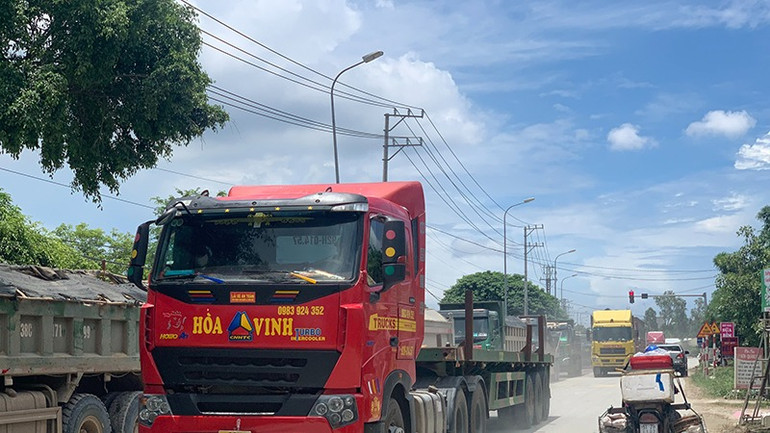 Mật độ phương tiện lưu thông tại Khu kinh tế Dung Quất rất cao nhưng hạ tầng giao thông xuống cấp, gây tiềm ẩn nguy cơ tai nạn giao thông.