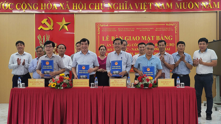 Nghi thức bàn giao mặt bằng dự án cao tốc Quảng Ngãi-Hoài Nhơn, đoạn qua huyện Nghĩa Hành cho chủ đầu tư.