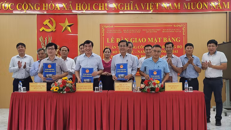 Nghi thức bàn giao mặt bằng dự án cao tốc Quảng Ngãi-Hoài Nhơn, đoạn qua huyện Nghĩa Hành cho chủ đầu tư. Nghi thức bàn giao mặt bằng dự án cao tốc Quảng Ngãi-Hoài Nhơn, đoạn qua huyện Nghĩa Hành cho chủ đầu tư.