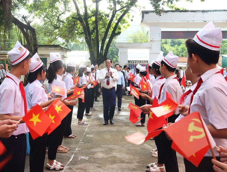 Phó Chủ tịch Quốc hội Trần Quang Phương đến dự Lễ khai giảng năm học mới 2024-2025 tại Trường trung học cơ sở Ba Vì, huyện miền núi Ba Tơ (Quảng Ngãi).